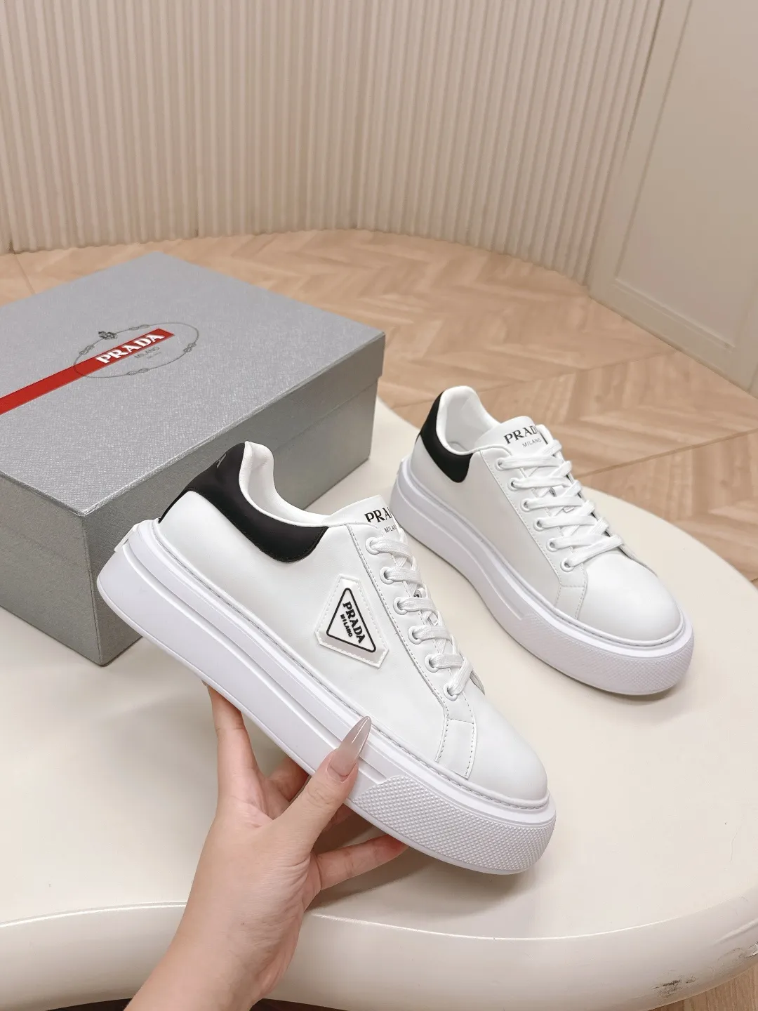 👟👟Ex-factory price 600👟👟 Prada 25ss new casual white shoes, couple style 👫 P fashion white shoes, re-released, high-quality shipments, elegant and generous, comfortable on the feet, super classic, super light and comfortable on the feet Fabric: silky cowhide Lining: water-dyed sheepskin lining + genuine leather foot sole: EVA outsole Code number: 35-45 (40 for women, 45 for men, customized)